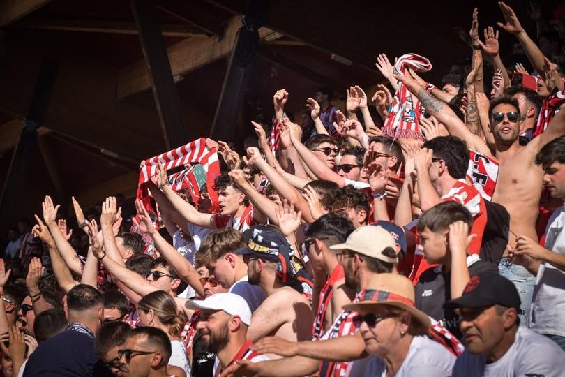 Aficionados del Zamora CF animando en el estadio con bufandas y camisetas