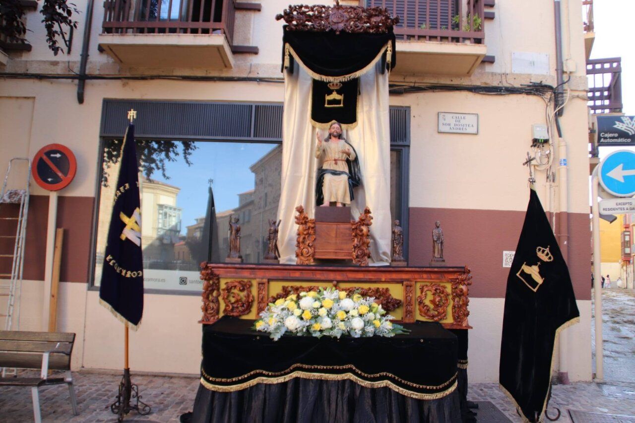 Procesión del Corpus Christi en las calles de Zamora con un altar decorado.