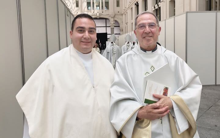 Dos sacerdotes en un evento religioso en Madrid con arquitectura impresionante