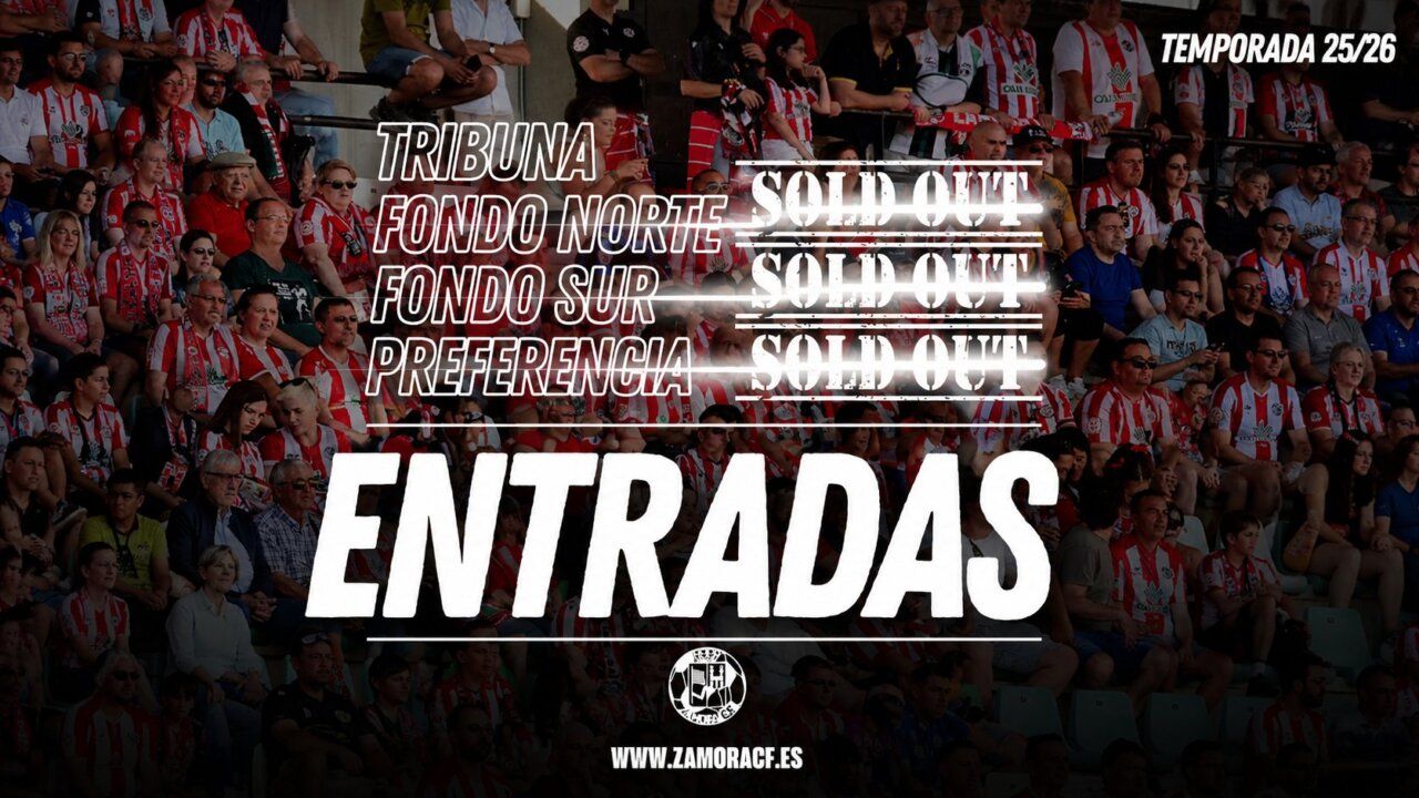 Aficionados del Zamora CF en el estadio con cartel de entradas agotadas