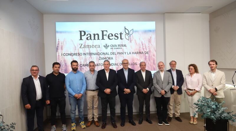 Presentación del evento Zamora PanFest con varios ponentes en el escenario.
