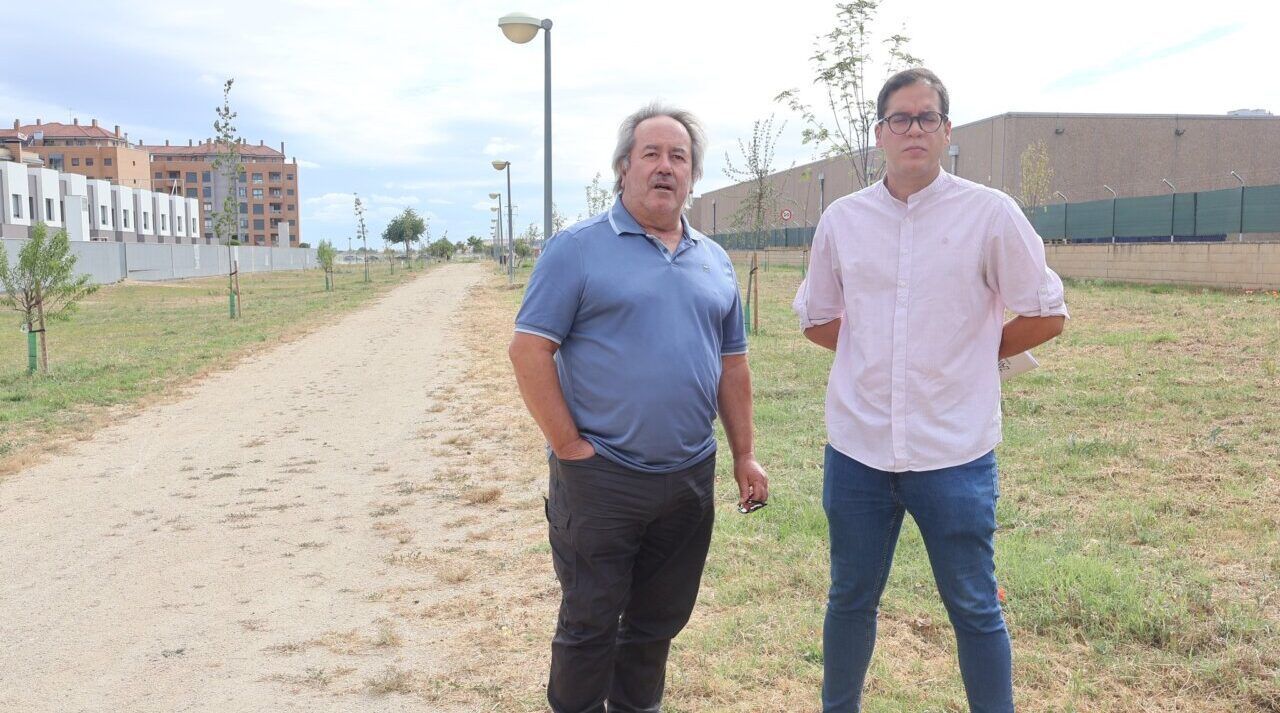 Dos hombres en una parcela recuperada junto a Vistalegre en Zamora