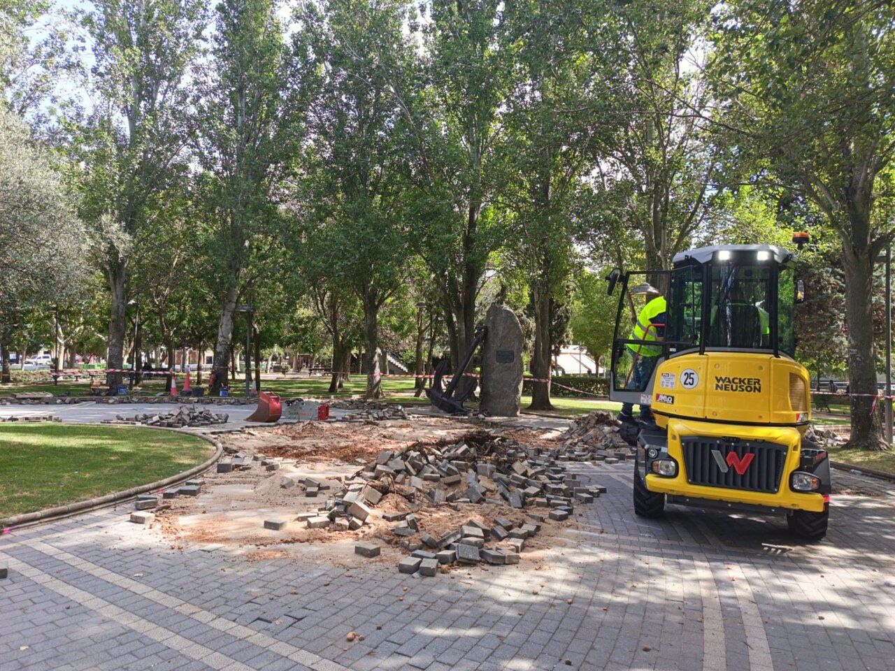 Trabajos de renovación en el entorno del monumento El Ancla en Zamora