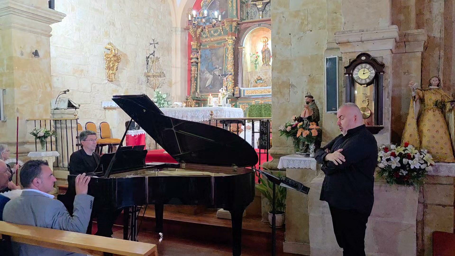 Luis Santana cantando Ave María de Caccini en misa