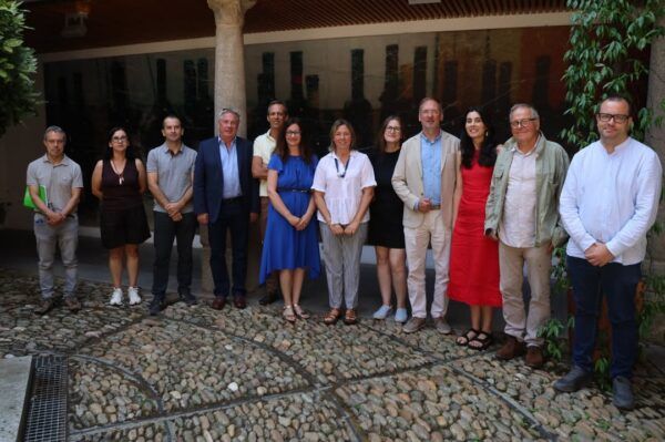 Grupo de personas en la asamblea de la Red Europea Transrománica en Zamora