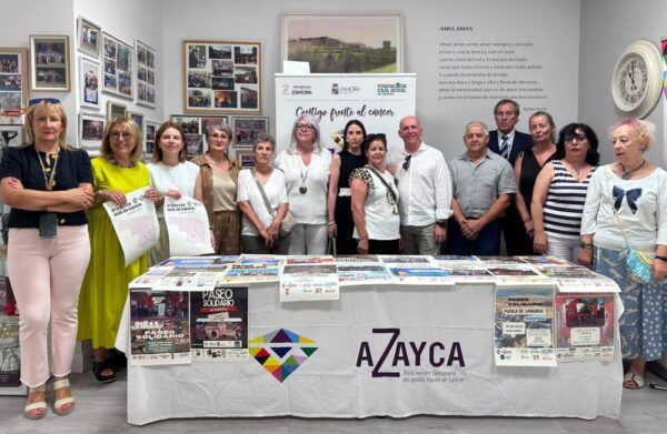 Grupo de personas en la presentación de paseos solidarios de AZAYCA