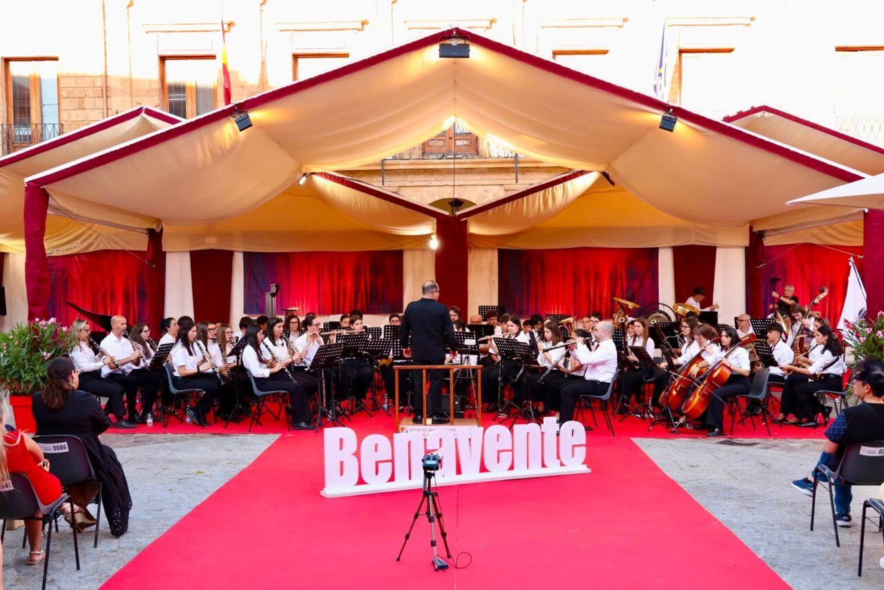 Concierto de bandas de música en Benavente con músicos en el escenario.