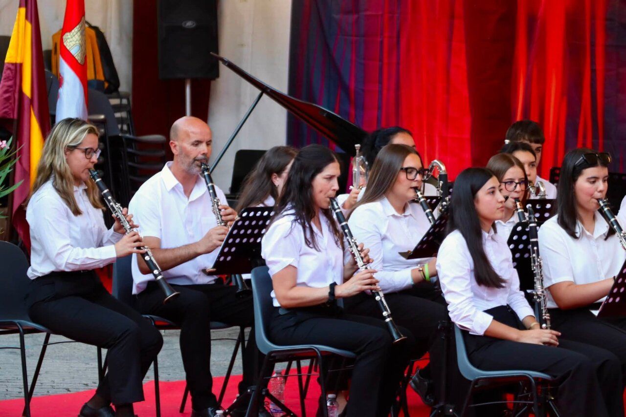 Músicos tocando clarinetes en un concierto al aire libre