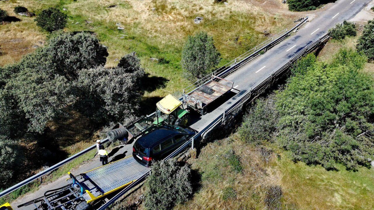 Bomberos trabajando en un accidente entre un turismo y un tractor