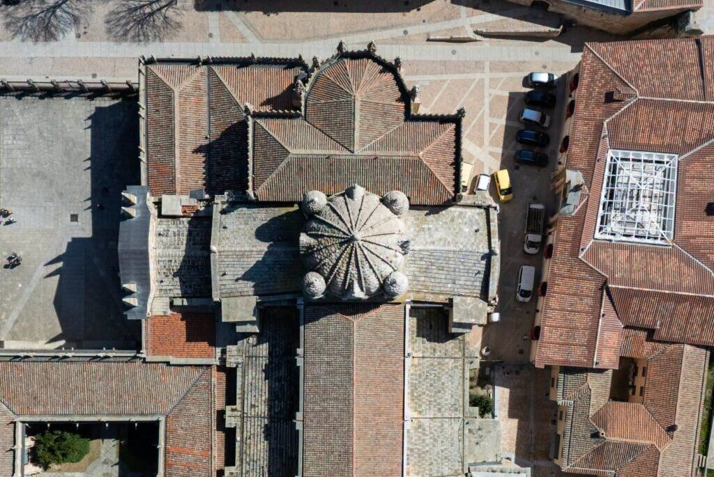 Vista aérea del cimborrio de la Catedral de Zamora desde el tejado