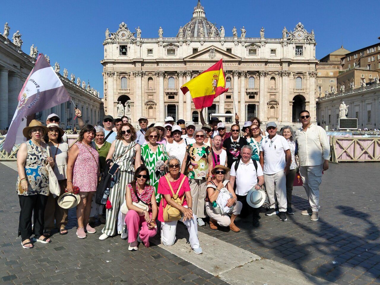 Grupo de peregrinos de la Cofradía de la Virgen del Carmen en Roma