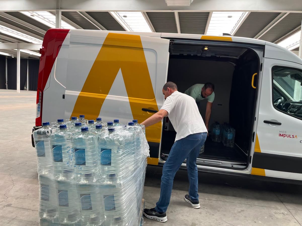 Operativo de la Diputación de Zamora cargando garrafas de agua en una furgoneta