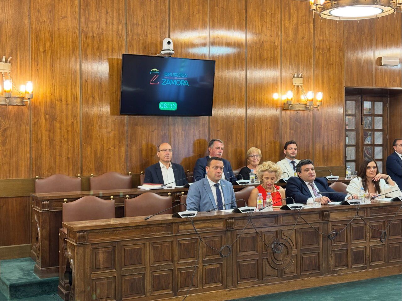 Reunión en la Diputación de Zamora con varios asistentes en la mesa