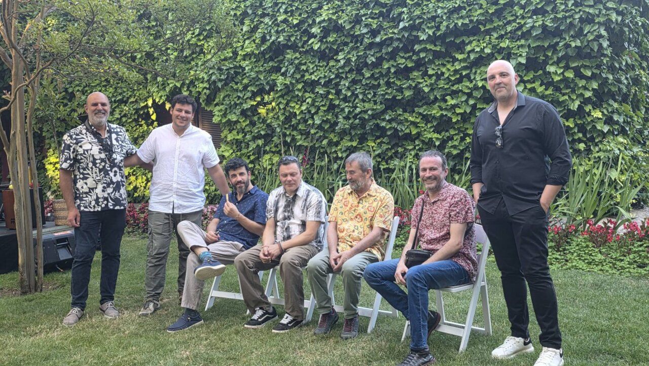 Grupo de personas celebrando el décimo aniversario del Restaurante Sancho2 en Finca Maradela