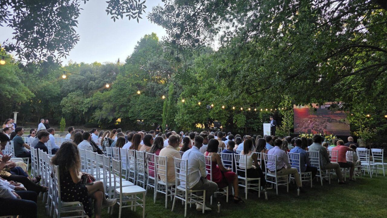 Celebración del décimo aniversario de Finca Maradela Restaurante Sancho2 con asistentes en un jardín.