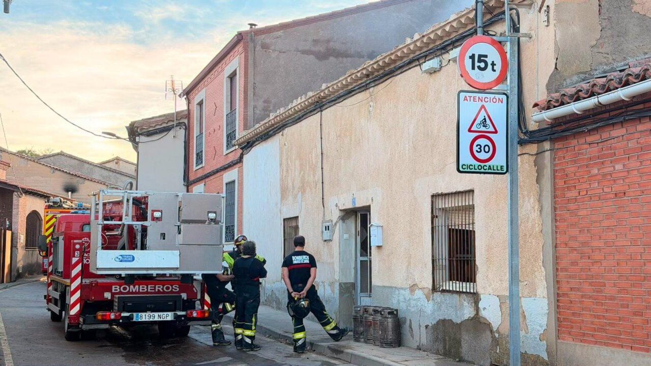 Bomberos trabajando en el incendio de una vivienda en Moraleja del Vino