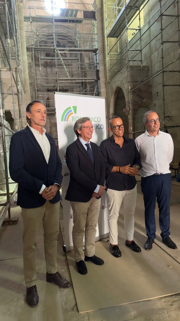 Cuatro personas en la iglesia de Santa María Magdalena durante la restauración