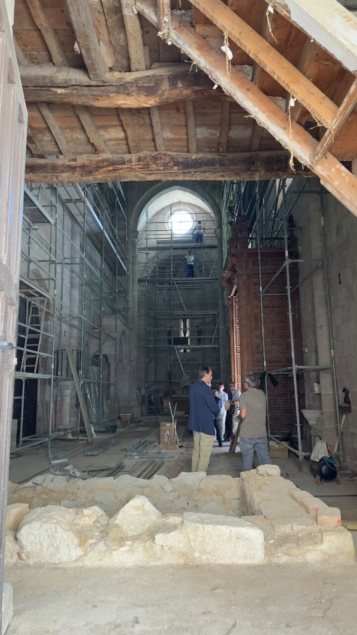 Interior de la iglesia Santa María Magdalena en restauración con trabajadores