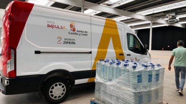 Furgoneta de la Diputación de Zamora con botellas de agua