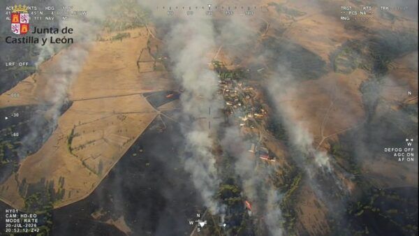 Vista aérea del incendio forestal en IF Brieva con evacuaciones