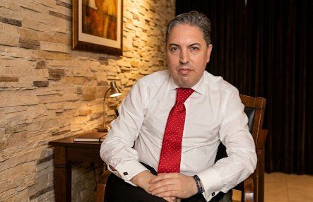 Josito Alcina, referente de la hostelería zamorana sentado en un entorno elegante.