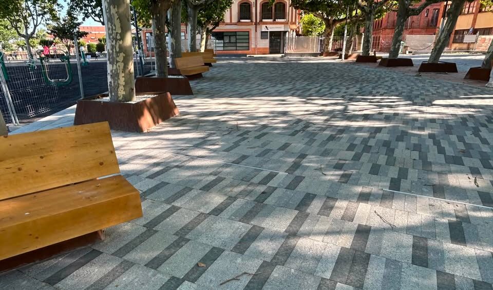 Paseos Centrales de La Mota con bancos de madera y pavimento renovado