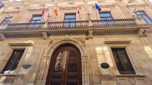 Fachada del Antiguo Palacio Provincial de Zamora con banderas