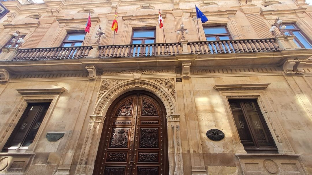 Fachada del Antiguo Palacio Provincial de Zamora con banderas