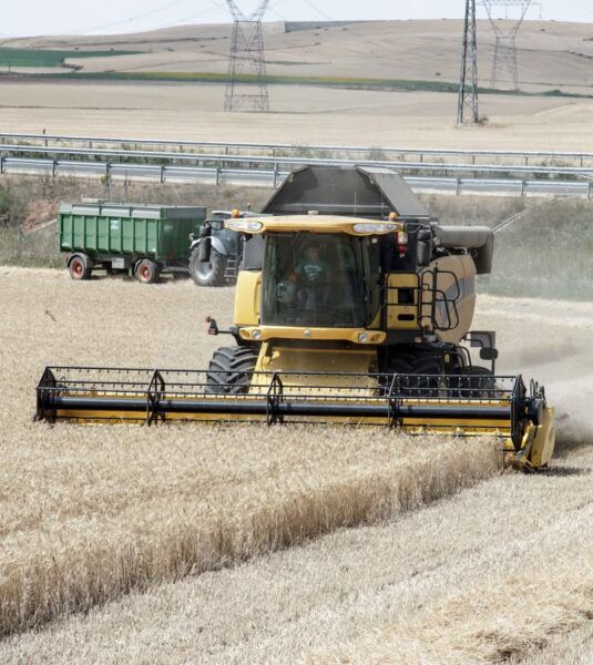 Cosechadora trabajando en un campo de Castilla y León
