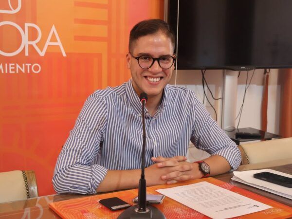 Persona sonriente en una mesa de trabajo en el Ayuntamiento
