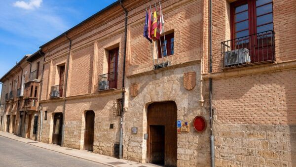 Fachada del Ayuntamiento de Toro con aires acondicionados visibles