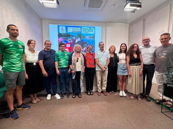 Grupo de personas en rueda de prensa sobre el Barco Dragón para pacientes oncológicos.