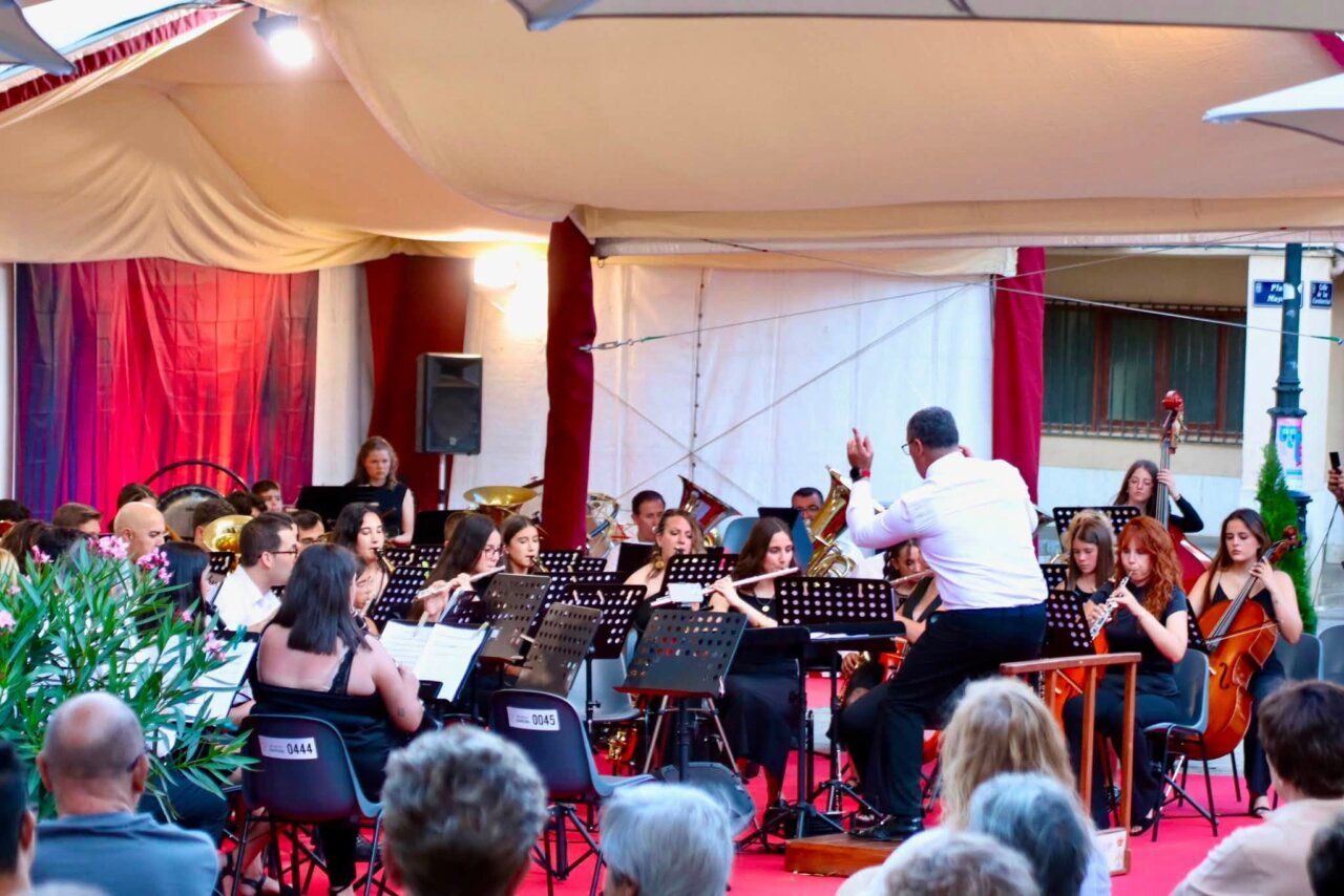 Concierto de bandas de música en Benavente con músicos en el escenario
