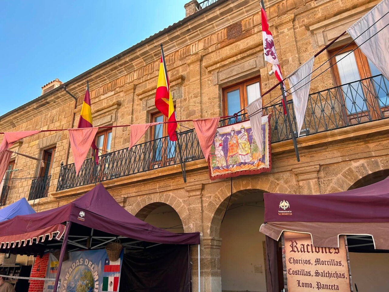 Banderas y decoraciones en el Mercado Medieval de Benavente