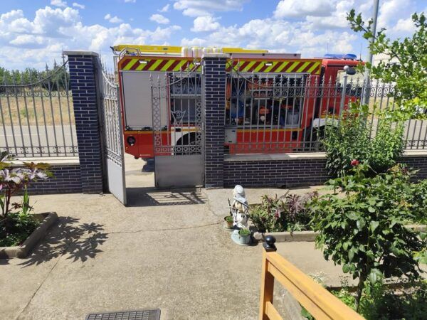 Camión de bomberos en la entrada de una vivienda en Santa Cristina de la Polvorosa
