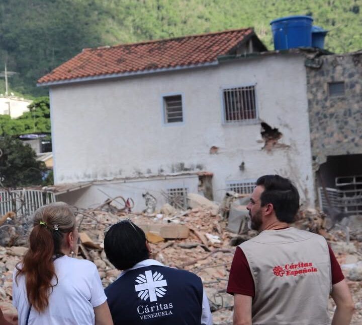 Voluntarios de Cáritas observan daños tras un terremoto en Venezuela