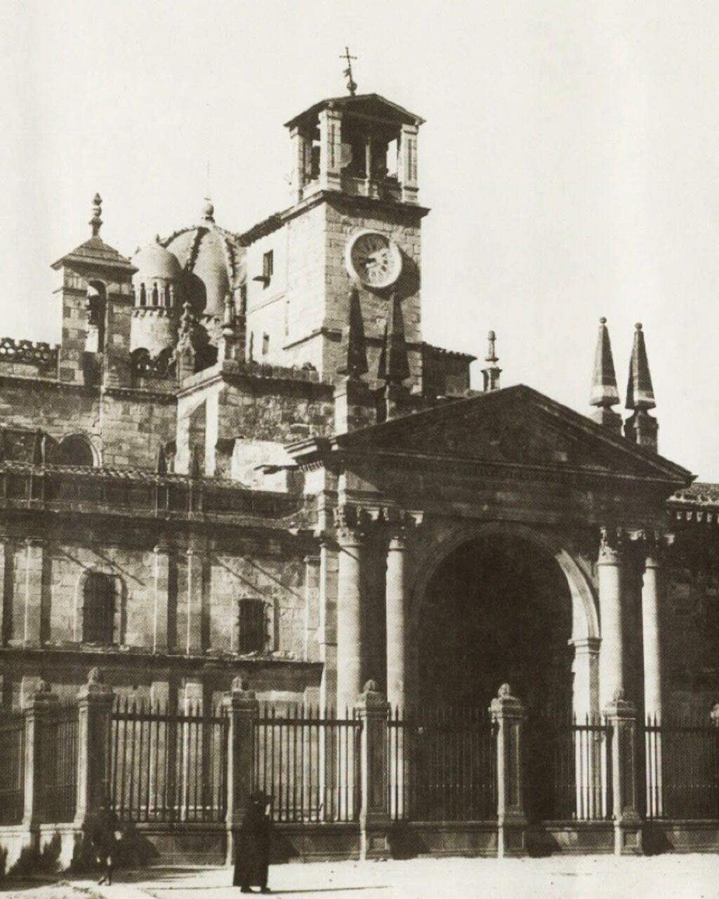 Vista histórica de la Catedral de Zamora con su cimborrio y reloj