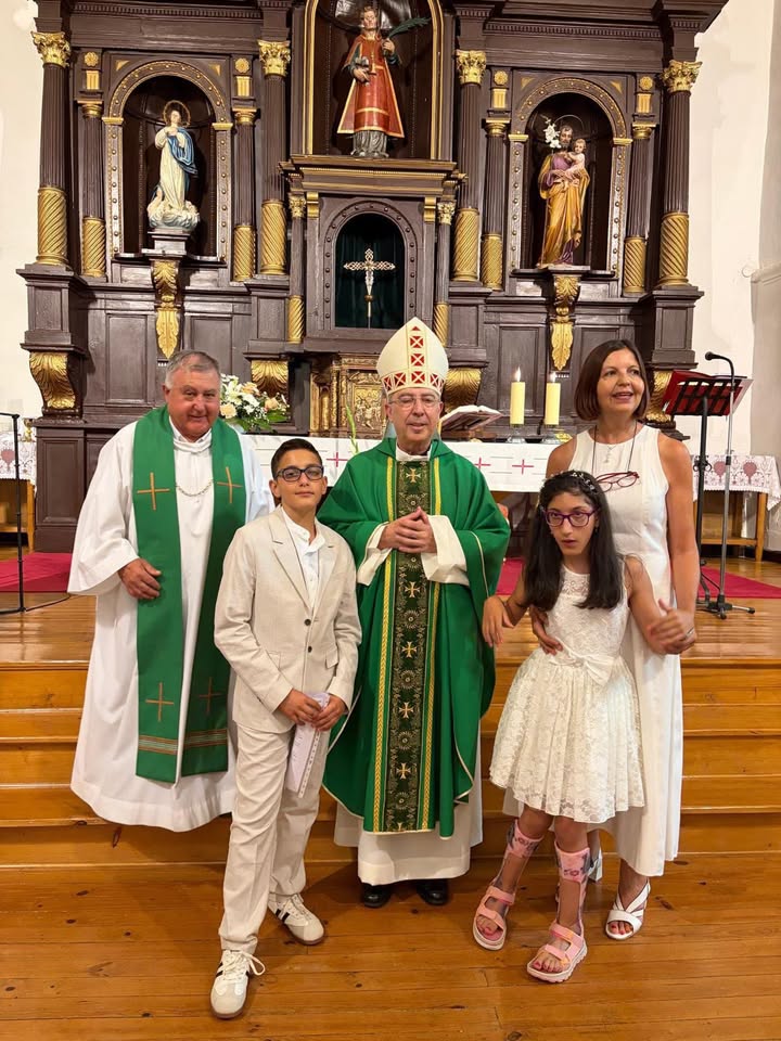 Ceremonia de Confirmación con familia y sacerdote en Villalube