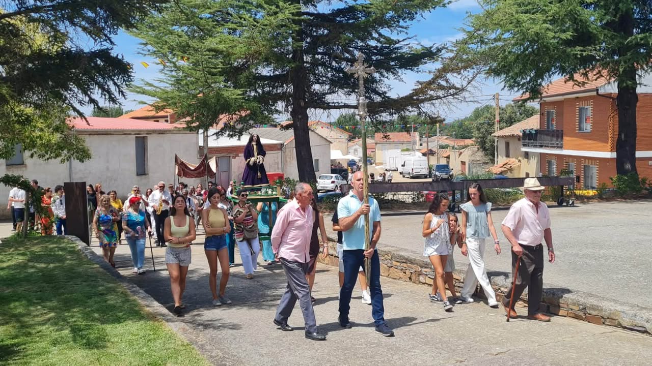 Vecinos de Mozar de Valverde celebrando Santa María Magdalena