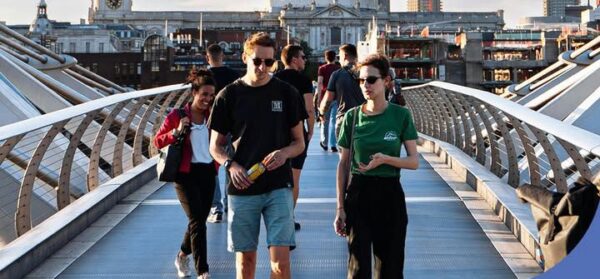 Estudiantes caminando por un puente mientras se preparan para el examen ISE Digital