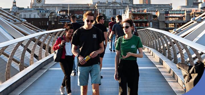 Estudiantes caminando por un puente mientras se preparan para el examen ISE Digital