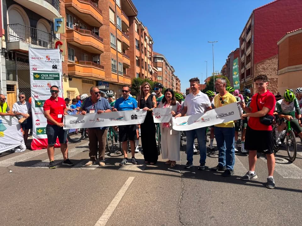 Corte de cinta en la Clásica Castilla y León 2026 en Benavente