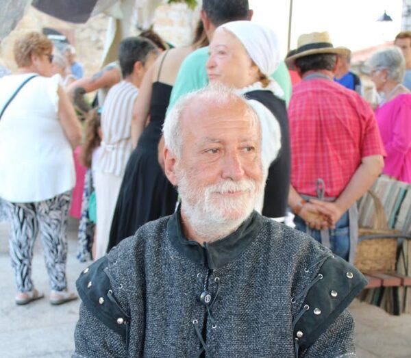 Actor en vestimenta histórica durante las Jornadas de Juan del Enzina en Fermoselle