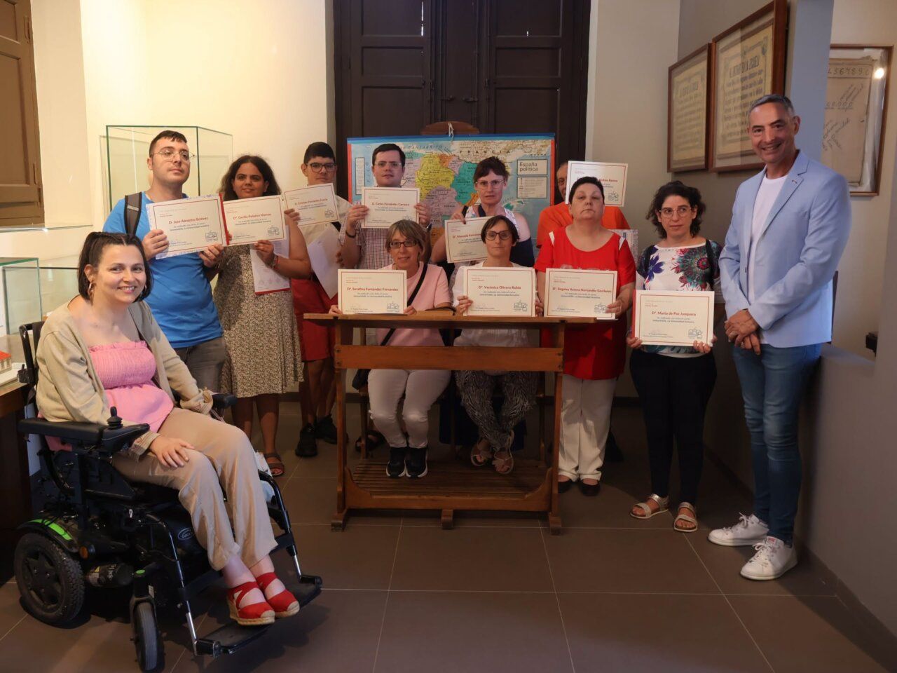 Grupo de personas con certificados en la clausura del programa UniverUSAL en Zamora