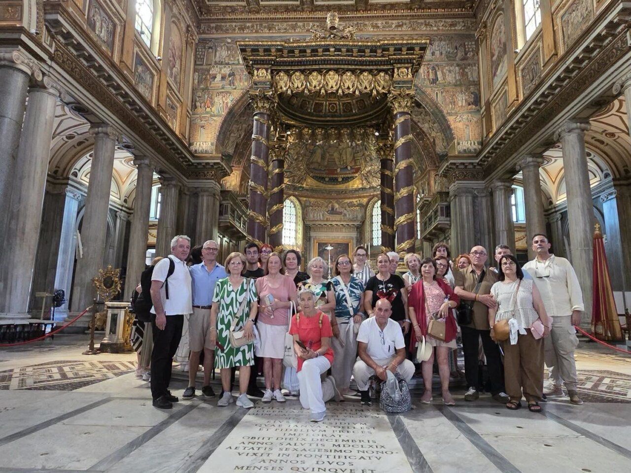 Grupo de peregrinos de la Cofradía de la Virgen del Carmen en Roma