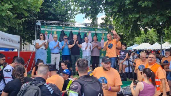 Participantes aplaudiendo en la Concentración de Motos en Sanabria