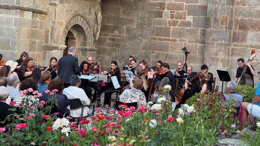 Orquesta Euroamericana actuando en el Monasterio de Santa Marta de Tera