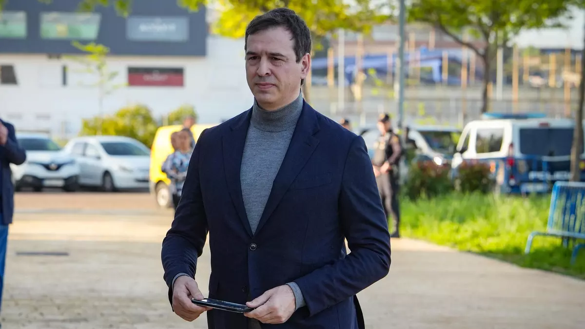 David Sánchez Pérez-Castejón en un evento público con un teléfono en la mano