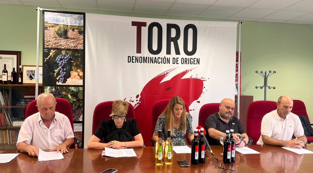 Reunión del Consejo Regulador de la D.O. Toro presentando un manifiesto
