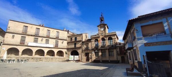 Plaza del Ayuntamiento en Fermoselle con edificios históricos